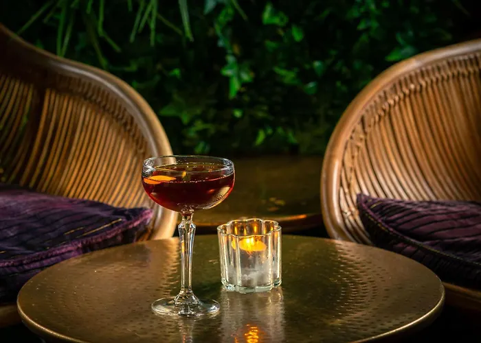 Top Hotels Near Theatreland for Theater Enthusiasts