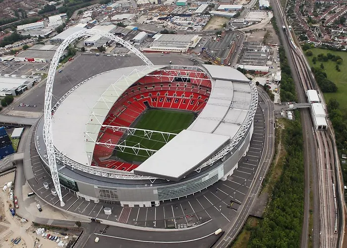 Top Luxury Hotels in London for Opulent Stays