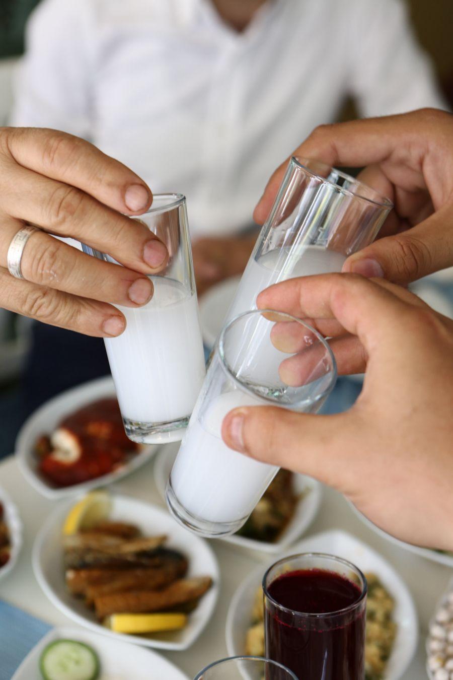 Ricordatevi di andarci cauti con l'ouzo, ha una gradazione alcolica molto alta © Kime ait / Shutterstock