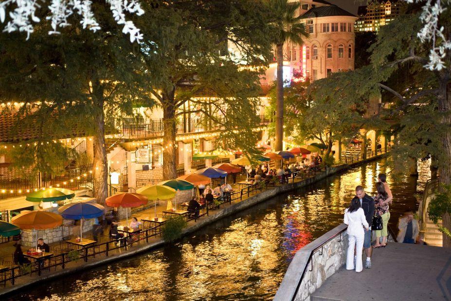 <strong>River Walk: </strong>The River Walk is a popular attraction that was first conceived in the 1920s. It is a scenic route through downtown San Antonio lined with restaurants and bars.
